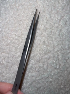 Frans pincetter  - Säljer en pincett med smal, böjd spets för fransförlängning. Knappt använda, aldrig tappade. Enkla att arbeta med.