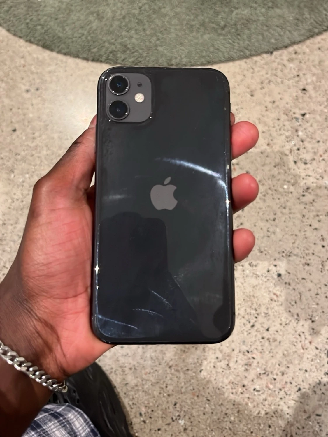 Svart iPhone 11 med dubbla kameror - 1