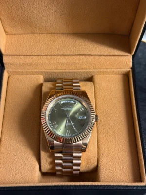 Seine mod rosé  - ⌚ Automatisk Seiko Mod i rostfritt stål.  Stilren klocka med automatisk mekanisk rörelse  Levereras med box, certifikat och justeringsverktyg för att justera länken.  📱 Följ mig på TikTok eller Instagram för fler bilder och videos på klockan. (Seikomodsweden)  💬 Skicka DM vid intresse.  OBS: pris går att diskutera!