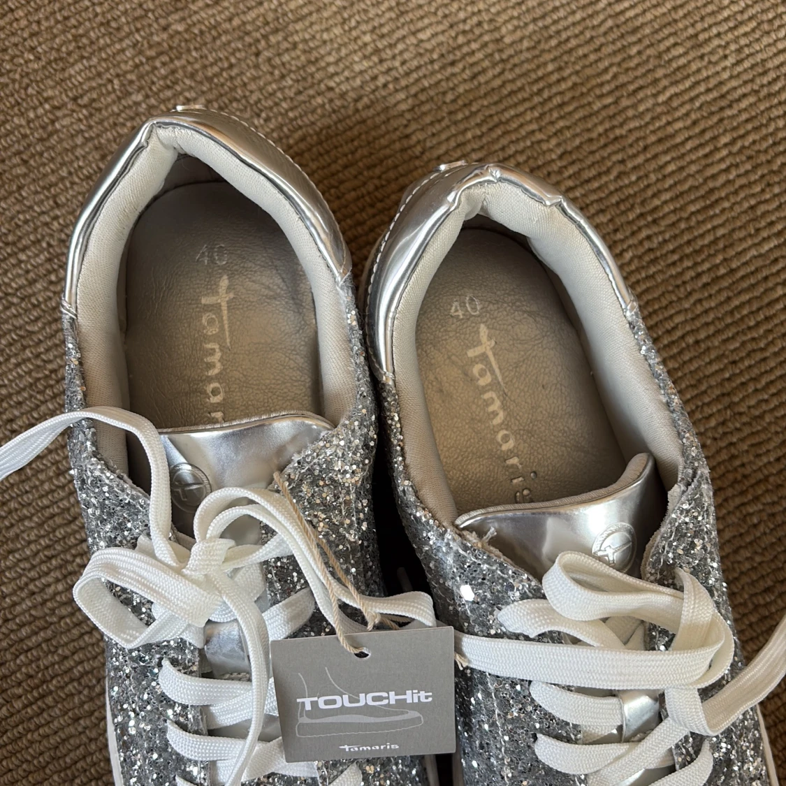 Glittriga silvriga sneakers från Touch-It/Tamaris - 2