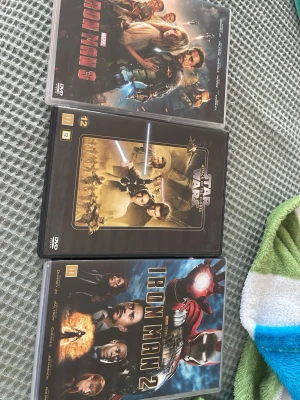 DVD-filmer: Iron Man 2, Iron Man 3, Star Wars - Tre DVD-filmer: Iron Man 2 och Iron Man 3 från Marvel samt Star Wars: Attack of the Clones. Omslagen är färgglada med actionfyllda motiv och filmerna är i standard DVD-fodral av plast. Perfekt för dig som gillar superhjältar och sci-fi. Dessa filmer finns bara på Disney+ Iron Man 2 30sek Iron man 3 30 sek Star Wars Attack of Clones 40 sek.