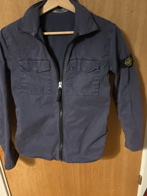 Stone Island overshirt - Säljer för den är för liten för mig. Passar 160cm typ.Mkt bra skick, skriv för frågor 