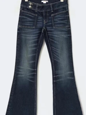 Mörkblå bootcut jeans med fickor - Snygga mörkblå bootcut jeans med markerade sömmar och stora framfickor. Helt oanvända därav priset. 