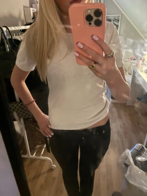 Vit basic t-shirt från Prêt à Porter - En enkel och stilren vit t-shirt från Prêt à Porter. Modellen är klassisk med rund halsringning och korta ärmar. Perfekt att matcha med jeans eller kjol för en clean look. Tillverkad i mjuk bomull för skön känsla hela dagen.