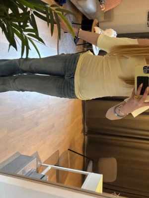 Egensydd tröja - Säljer tröjor som jag själv har sytt❣️ Finns i färgerna blå, vit, svart, rosa och gul 💙🤍🩷💛🖤 Storlek finns i XL–XS. (Innan köp mät runt magen!!)