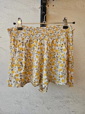 Blommiga shorts  - Söta blommiga shorts från Urban Outfitters. Stretchiga i midjan. Storlek L, men skulle säga de passar S-M.  