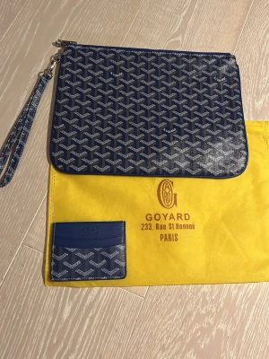 Lindex - Snygg blå korthållare som är perfekt i skolan eller om man ska resa plån bok och fördralet ingår