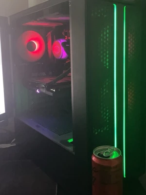 Gamingdator ( Hel setup ) - Säljer en kraftfull svart stationär gamingdator med RGB-belysning. Datorn har ett ASUS GeForce RTX grafikkort, Cooler Master vattenkylning och snygga LED-lampor på både fläktar och frontpanel. Chassit har meshfront och sidopanel i glas för att visa komponenterna.