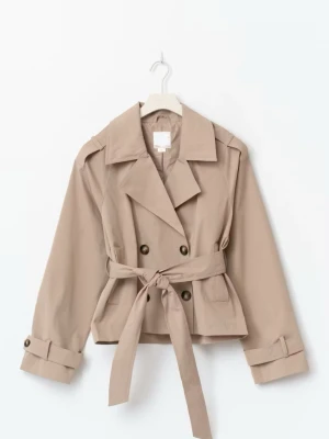Trenchcoat/ kappa/ jacka - Super fin trenchcoat från Berskha, aldrig använd ändast testad! Är i storlek S och har inga som helst defekter, helt slutsåld💓 hör av dig vid funderingar, pris kan diskuteras