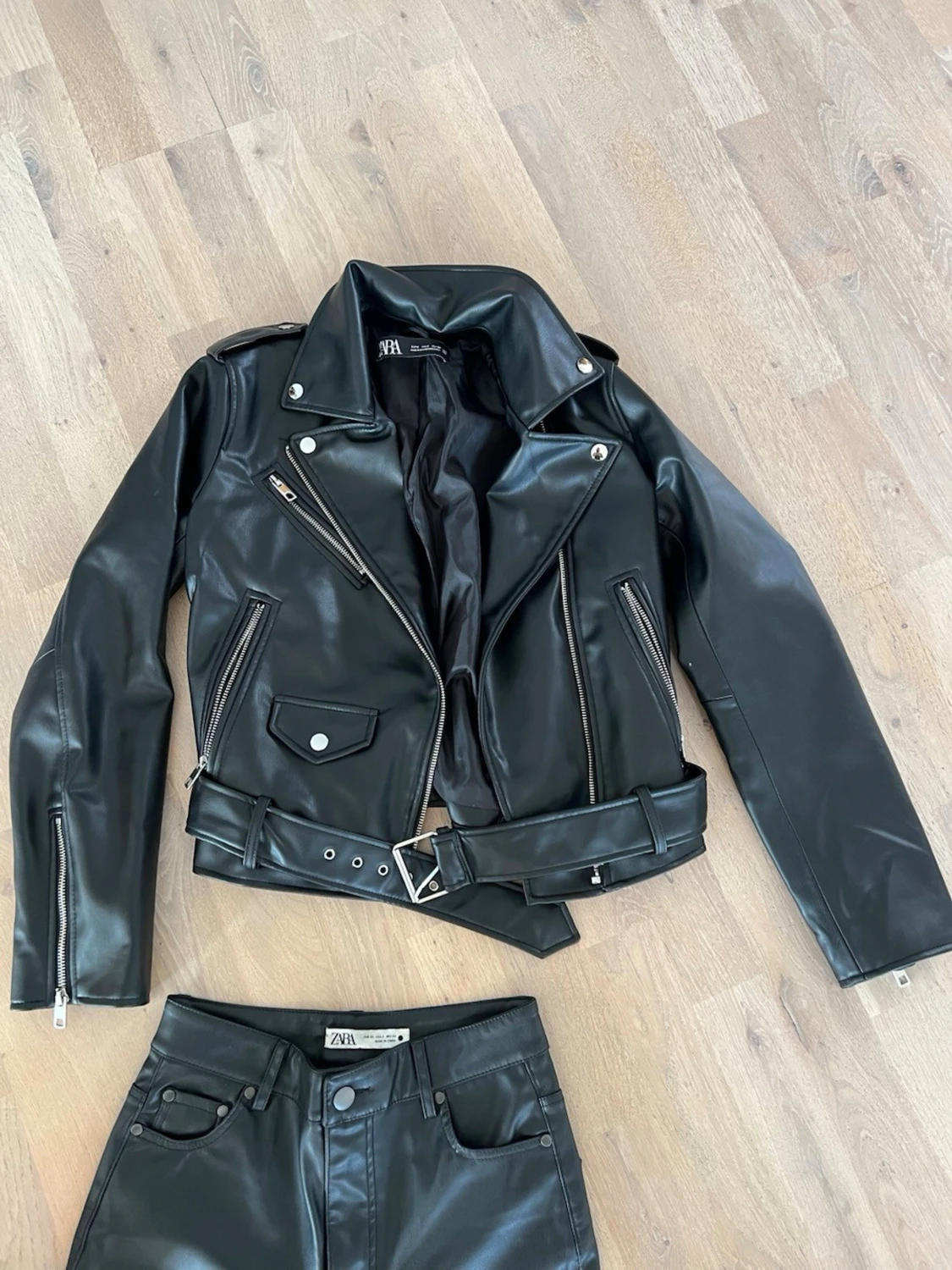 Svart skinnjacka (stl M) med bälte och skinnbyxor (stl 34)från Zara, stl S - 4
