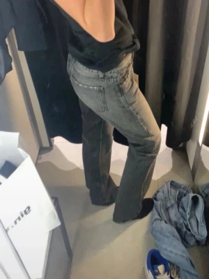 Grå raka jeans från Zara - Snygga grå jeans från Zara med raka ben och klassisk femficksdesign. Jeansen har en något tvättad look och normal midja. Perfekta för dig som gillar en avslappnad men trendig stil. Materialet är denim i bomull.