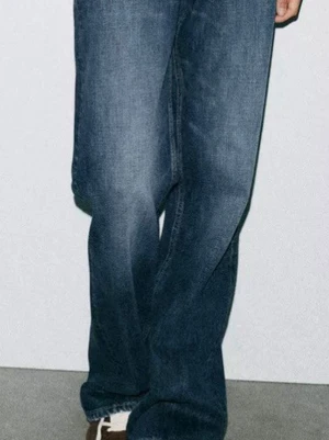Mörkblå baggy jeans - Säljer ett par mörkblå baggy jeans med rak passform och lätt tvättad look. Jeansen har klassisk femficksdesign och är tillverkade i denim. Perfekta för en avslappnad och trendig stil.