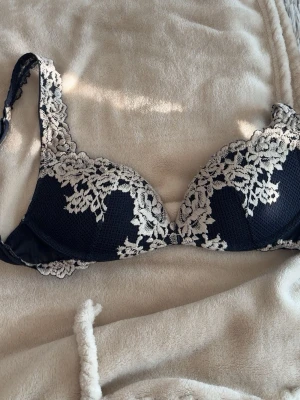 Intimissimi push up bh - En push up bh från Intimissimi, i storlek 70B men passar även som 70A, banden var slapp ett tag så sydde lite i banden men de går ändå att justera dem. Fint skick.