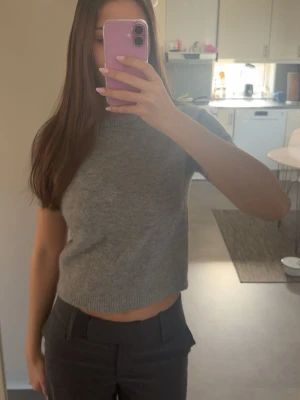 Grå stickad T-shirt  - Grå stickad t-shirt från Zara i storlek S. Knappt använd