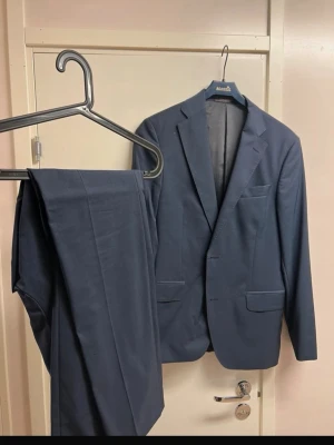 Oscar Jacobsson kostymset - Säljer detta kostymset från oscar Jacobsson! Kavaj size 48 byxa size 48. Modellen är 180. Nypris 7000kr ca! Ca 3 små hål på byxan samt ca 2 hål på kavaj varan ett litet och ett lite större(går att laga hos skräddare) hör av dig vid intresse 