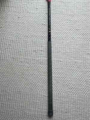 Oxdog innebandy klubba - Säljer innebandy klubba ifrån Oxdog som är 100cm lång och passar för en som är 165cm till 175cm på ett ungefär. Klubban är köpt för 1799kr på klubbhuset och säljs inte lägre. Klubban har 29 i flex, det går såklart att byta den grå lindan eller bladet, hemma eller i butik