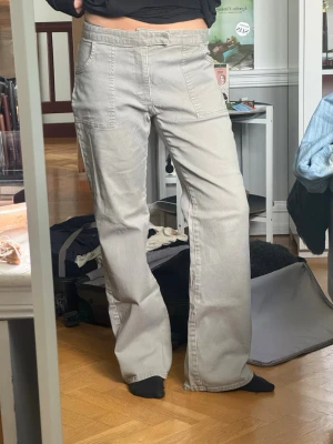 Beiga raka jeans med fickor fram - Säljer ett par jätte snygga byxor med framfickor endast. Pris kan diskuteras, skriv för fler bilder!   Innerbenslängd: 79 cm Midjemått tvärs över: 39 cm.