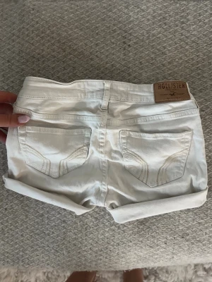 Jeansshorts - De snyggaste vita lågmidjade jeansshorts från Hollister. Köpta second hand men tyvärr för små för mig, så har ingen bild hur de sitter på tyvärr🌸