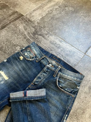 Nudie Lab Jeans (Lab 29 Tim) - Tjäääna! nu säljer jag mina helt sjuka lab tims i strlk 31/32🫡 detta par har jag suttit på länge och är en av mina personliga favoriter från LAB👏 de i sjukt bra skick och är inte påväg att spricka någonstans vilket är ovanligt för just lab jeansen med mycket fabrik gjorda slitage😉 tveka inte på att skriva ifall ni har frågor🥹