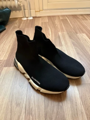 Balenciaga Speed  - Säljer ett par svarta sneakers från Balenciaga som är i bra skick, enkla att matcha och väldigt unika. Priset kan diskuteras!