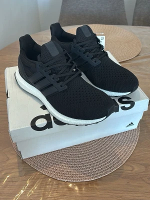 Adidas Ultraboost 1.0 - Adidas Ultraboost 1.0, Skick: 10/10 – helt oanvända, kommer med originalbox. Vid frågor eller intresse, skicka gärna ett DM.