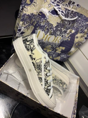 Dior walk n designer  - Helt nya och är oanvända 