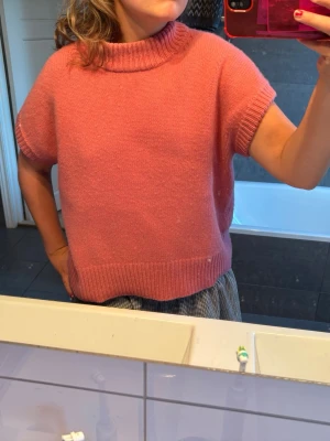 Soft goat  - Soft goat tröja i storlek s, tröjan är använd ca 10 gånger och o väldigt bra skick som man ser på bilderna. Den är 100% cashmere och är köpt för 3500 kr säljer för endast 850 kr🩷