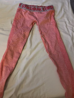 Rosa Gymshark träningstights - Rosa träningstights från gymshark. Storlek S. Säljs då de ej kommer till användning.