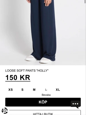 Mörkblå loose mjukisbyxor - Säljer ett par mörkblå loose fit mjukisbyxor med breda ben och avslappnad passform. Byxorna är långa och har en mjuk, följsam känsla som passar perfekt för en chill och bekväm stil. Modellen heter Holly.