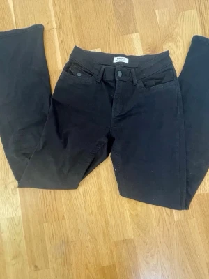 Svarta jeans från Lindex - Säljer ett par svarta jeans flared från Lindex i storlek 164 men skulle säga att den passar Xs. Pris kan diskuteras vid snabbt köp!💕