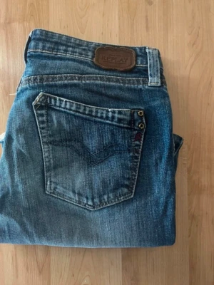 Replay jeans  - Säljer ett par blå Replay jeans. Midja 36cm, längd 79cm. OBS att jeansens benslut är avklippta, därav är L storlek INTE 32. Utan jag bedömer dem till L26 men utgå efter mått.  Ifall det inte finns någon bild i annonsen där jag bär plaggen jag säljer så är det för att jag ej kan ha storleken heller passformen, så kolla måtten för storlek och googla på modellnamnet för passform 😉 s6,1