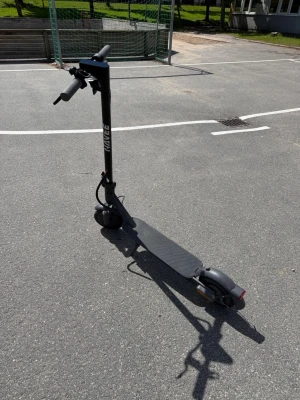 Svart elscooter från navee - Säljer en svart elscooter från navee med robust ram i metall och bred fotplatta med räfflat mönster. Scootern har handtag med gummi, digital display och små hjul för smidig körning i stan. Perfekt för att ta sig runt snabbt och enkelt. Om ni ska köpa el scootern kontakta mig först