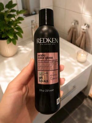 Redken Acidic Color Gloss 237 ml - Obs! Hälften kvar! Redken Acidic Color Gloss är en professionell hårbehandling som ger glans och skydd till färgat hår. Produkten kommer i en svart plastflaska med rosa etikett och innehåller 237 ml. Behandlingen har pH 3.5-4.5 och använder avancerad pH-teknologi för att boosta glans.
