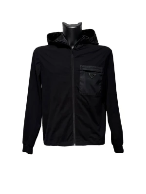 Prada SS22 Lightweight Logo Hoodie Jacket Black   - Prada jacka i storlek M i absolut topp skick! En perfekt jacka att ha nu till sommaren. Hör av er vid intresse eller vid önskan om fler bilder!