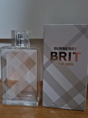 Burberry - Brit for Her EdT 100ml - Köpt för några veckor sedan. Knappt använd.   Toppnoter: Green Almond, Lime, Pear, Lemongrass Hjärtnoter: Almond, Sugar, Peony Basnoter: Vanilla, Mahogany, Amber  Packar alltid väl för att varan ska komma fram säkert till dig. Skickar 1-2 dagar i veckan.