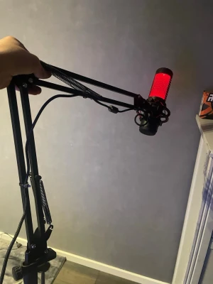 Röd mikrofon med armstativ - Tja! Säljer min gaming mick allt me den kostar 1800 och jag har haft den i ett halv år har funkat jätte bra för mig aldrig nåt som hänt me dig och jätte bra om man vill höras bra när man sitter och spelar me sina kompisar hör gärna av dig vid frågor!!