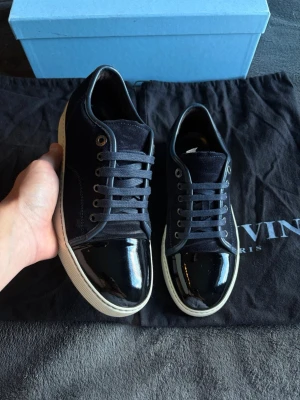 Lanvin Cap Toe| UK6 - Lanvin Cap Toe| Storlek:41 Motsvarar UK6| Sägs att lanvins är stora i storleken| Skick: 9/10| Använda 5-10 gånger| Begränsat antal boxar och og finns så var snabba OG medföljer vid bestämt mellan säljare och köpare (vid fullpris eller överenskommelse)| Vid fler frågor slå en pling| Sell.ArchiveSS||
