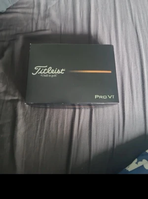 Titleist Pro V1 golfbollar - Säljer 12st fina Titleist PRO V1 golfbollar. Bollarna är använda men i väldigt bra skick. Perfekt för dig som vill ha kvalitebollar till ett bra pris😊