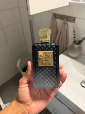 Khadlaj Island Dreams  - Deras take på LV symphony, super fräsch god parfym med mycket apelsin och citron. Endast testad så 99ml kvar 