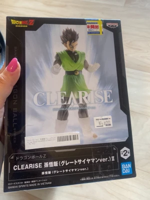 Dragon Ball Z Clearise Gohan-figur - Säljer en Dragon Ball Z Clearise Son Gohan (Great Saiyaman ver.) II samlarfigur från Banpresto. Figuren är i originalförpackning med svart, grön och vit design på boxen. Oöppnad och köpt i Japan 