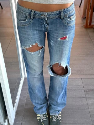 lågmidjade jeans med hål🩵 - Säljer dessa lågmidjade jeans med hål & lite slitningar. Hör av er om ni vill ha mått eller fler bilder ! 