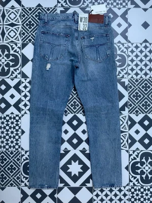 Tiger of Sweden jeans nya - Helt nya jeans ifrån tiger of Sweden med prislappen kvar på. Storleken är W30 L32 i modellen Pistolero. Jeansen är alldrig provade och kvitto kan visas privat
