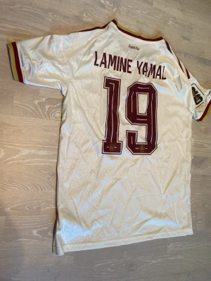 Vit Spanien fotbollströja Adidas Yamal #19 - Tja! Säljer en helt ny Spanien VM 2026 Yamal #19 T-shirt.                                                                                  Den är helt ny , så den har sjuka detaljer! 🤩.                                                                                  Storleken Är Medium, och jag skickar inom 24 Tim💨🤩 hör av dig!