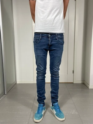 Replay Anbass Jeans - Säljer nu dessa Replay Anbass Jeans, W29 o L32 med mått ca 36 o 100 cm. skriv för fler bilder/frågor🙌🏼