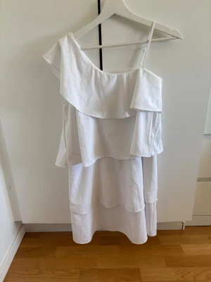Klänning från Gina Tricot  - Klänning från Gina Tricot. Aldrig använd, storlek 164💫
