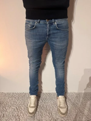 Dondup George Jeans - | Skick: 8/10 | Färg: Blå | Modell: 174cm 58kg | Vad Inkluderasd Enbart Jeansen | Nypris: 2600 - 3200kr