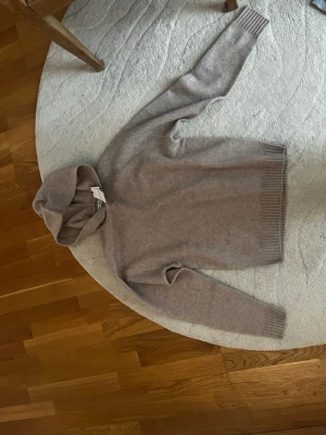 Stickad tröja från Jack and Jones - Fick den i julklapp men passade ej och kunde ej göra retur så den är helt ny. Hör gärna av vid frågor och funderingar 