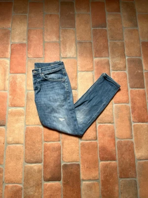 Dondup George jeans - Säljer dessa riktigt fräscha Dondup George jeans som tyvärr var lite för stora. Går med på prisförslag vid snabb affär.  Modell: George Storlek: 30, vilket motsvarar W30 L30 i detta fall Passform: (skinny fit) men även slim fit. Skick: 10/10 helt nya aldrig använda  Vid fler frågor eller funderingar är det bara att skriva så ska jag svarar så snabbt jag kan.