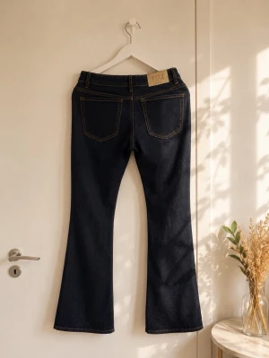 Mörkblå bootcut jeans från stradivarius - Enbart testade. Snygga mörkblå bootcut jeans från stradivarius med klassiska fem fickor och kontrastsömmar. Jeansen har hög midja och utsvängda ben, vilket ger en retroinspirerad look. Tillverkade i kraftigt denimtyg som känns både slitstarkt och bekvämt.
