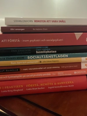 Paket kurslitteratur inom socialt arbete 9 böcker  - Säljer ett paket med kursböcker inom socialt arbete, psykologi och pedagogik. Böckerna har mjuka pärmar och varierar i färg, mestadels rött, orange och blått. Titlar som 'Konsten att vara snäll', 'Socialtjänstlagen' och 'Att förstå inom psykiatri och socialpsykiatri' ingår.